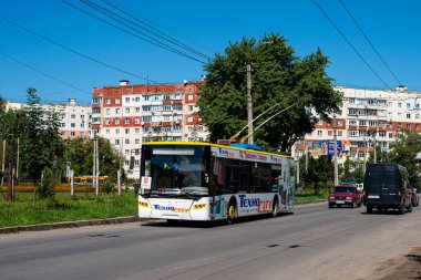 CHERNIVTSI, UKRAINE - 30 Ağustos 2021. Trolleybus LAZ E183 # 348 Chernivtsi sokaklarında yolcularla birlikte.