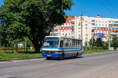 CHERNIVTSI, UKRAINE - 30 Ağustos 2021. BaZ-A079 otobüsü Chernivtsi sokaklarında yolcularla yolculuk ediyor..