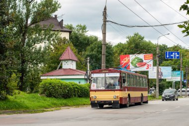 CHERNIVTSI, UKRAINE - 05 Eylül 2021. Trolleybus Skoda 14Tr # 310 Chernivtsi sokaklarında yolcularla birlikte.