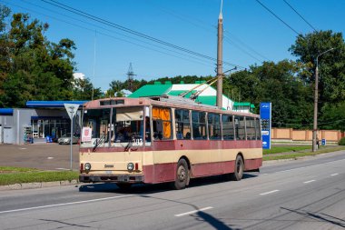 CHERNIVTSI, UKRAINE - 30 Ağustos 2021. Trolleybus Skoda 14Tr # 293 Chernivtsi sokaklarında yolcularla at sürüyor..