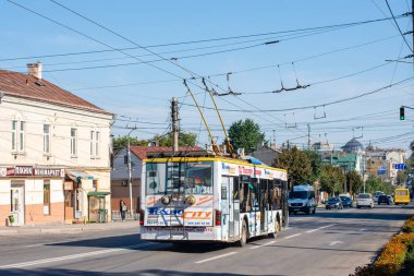 CHERNIVTSI, UKRAINE - 07 Eylül 2021. Trolleybus LAZ E183 # 348 Chernivtsi sokaklarında yolcularla birlikte.
