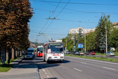 CHERNIVTSI, UKRAINE - 07 Eylül 2021. Trolleybus Skoda 14Tr # 367 (eski. Plzen # 435) Chernivtsi sokaklarında yolcularla birlikte at sürüyor..