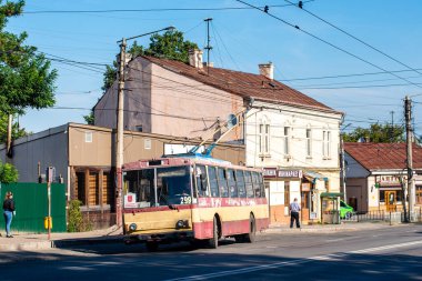 CHERNIVTSI, UKRAINE - 07 Eylül 2021. Trolleybus Skoda 14Tr # 299 Chernivtsi sokaklarında yolcularla at sürüyor..