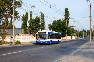 CHISINAU, MOLDOVA - 12 Eylül 2021. Trolleybus BKM 321 # 3830 Chisinau sokaklarında yolcularla birlikte.