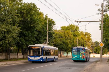 CHISINAU, MOLDOVA - 12 Eylül 2021. Trolleybuses RTEC 62321 (BKM) # 1373 ve BKM 321 # 3846 Chisinau sokaklarında yolcularla birlikte.
