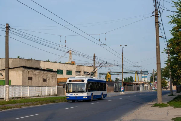 CHISINAU, MOLDOVA - 12 Eylül 2021. Trolleybus RTEC 62321 (BKM) # 3892 Chisinau sokaklarında yolcularla birlikte.