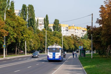 CHISINAU, MOLDOVA - 12 Eylül 2021. Trolleybus RTEC 62321 (BKM) # 1397 Chisinau sokaklarında yolcularla birlikte.