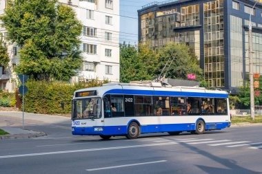 CHISINAU, MOLDOVA - 12 Eylül 2021. Trolleybus RTEC 62321 (BKM) # 2422 Chisinau sokaklarında yolcularla birlikte.