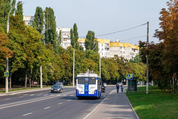 CHISINAU, MOLDOVA - 12 Eylül 2021. Trolleybus RTEC 62321 (BKM) # 1397 Chisinau sokaklarında yolcularla birlikte.