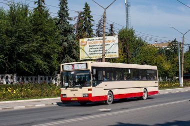 BALTI, MOLDOVA - 11 Eylül 2021. Otobüs Mercedes-Benz 0405 Balti sokaklarında yolcular var..