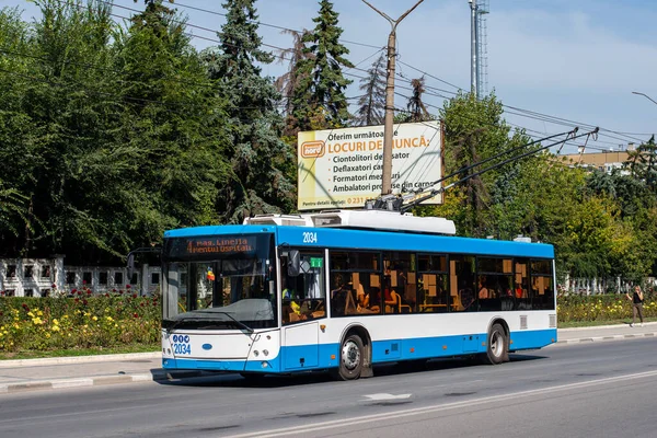 BALTI, MOLDOVA - 11 Eylül 2021. Trolleybus Dnipro T203 (MAZ) # 2034 Balti sokaklarında yolcularla birlikte.