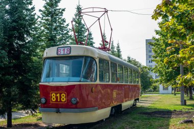 CHISINAU, MOLDOVA - 12 Eylül 2021. Tramvay anıtı Tatra T4SU # 818 (ex. Chisinau Parkı Lviv # 818.