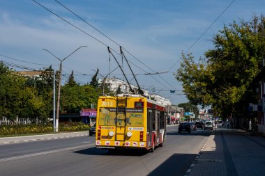 BALTI, MOLDOVA - 11 Eylül 2021. Trolleybus BKM 321 # 2013 Balti sokaklarında yolcularla birlikte.