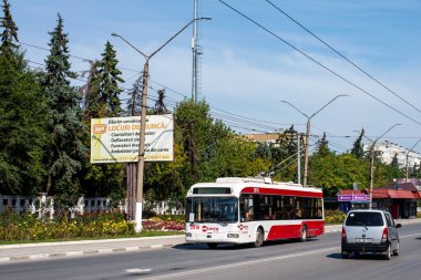 BALTI, MOLDOVA - 11 Eylül 2021. Trolleybus BKM 321 # 2016 Balti sokaklarında yolcularla birlikte.