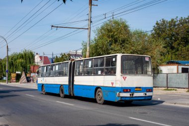 CHISINAU, MOLDOVA - 12 Eylül 2021. Ikarus otobüsü 280 # 122 Chisinau sokaklarında yolcularla yolculuk ediyor..