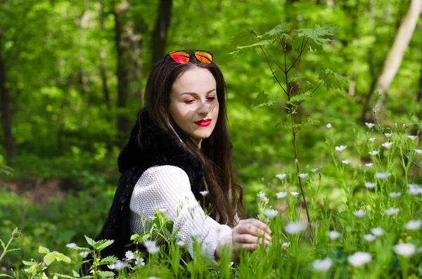 Horizontal Portrait Girl Woods Who Collects Flowers — Stock Photo, Image
