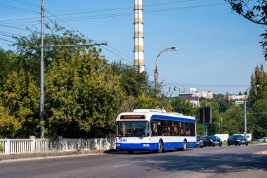 CHISINAU, MOLDOVA - 12 Eylül 2021. Trolleybus BKM 321 # 3840 Chisinau sokaklarında yolcularla birlikte.