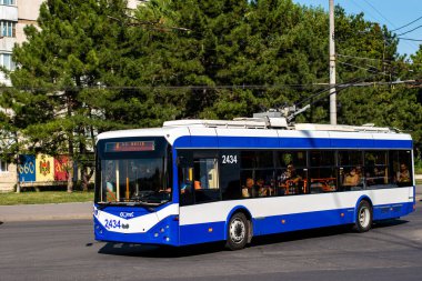CHISINAU, MOLDOVA - 12 Eylül 2021. Trolleybus RTEC 62321 (BKM) # 2434 Chisinau sokaklarında yolcularla birlikte.
