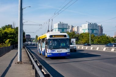 CHISINAU, MOLDOVA - 12 Eylül 2021. Trolleybus RTEC 62321 (BKM) # 3901 Chisinau sokaklarında yolcularla birlikte.