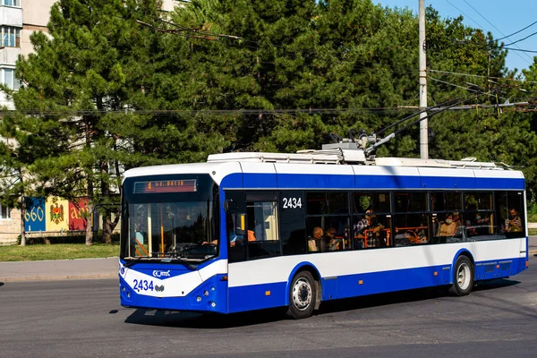 CHISINAU, MOLDOVA - 12 Eylül 2021. Trolleybus RTEC 62321 (BKM) # 2434 Chisinau sokaklarında yolcularla birlikte.