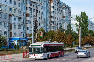 BALTI, MOLDOVA - 11 Eylül 2021. Trolleybus BKM 321 # 2022 Balti sokaklarında yolcularla birlikte.