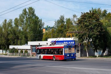 BALTI, MOLDOVA - 11 Eylül 2021. Trolleybus BKM 321 # 2016 Balti sokaklarında yolcularla birlikte.