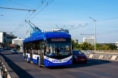 CHISINAU, MOLDOVA - 12 Eylül 2021. Trolleybus RTEC 62321 (BKM) # 2452 Chisinau sokaklarında yolcularla birlikte.