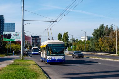 CHISINAU, MOLDOVA - 12 Eylül 2021. Trolleybuses Skoda 24Tr Irisbus # 2442 (eski. Riga # 18121) ve RTEC 62321 (BKM) # 1329 Chisinau sokaklarında yolcularla at sürüyor.