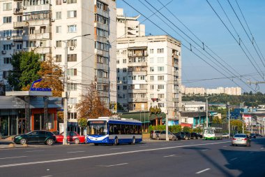 CHISINAU, MOLDOVA - 12 Eylül 2021. Trolleybus RTEC 62321 (BKM) # 2430 Chisinau sokaklarında yolcularla birlikte.