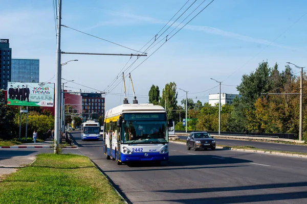 CHISINAU, MOLDOVA - 12 Eylül 2021. Trolleybuses Skoda 24Tr Irisbus # 2442 (eski. Riga # 18121) ve RTEC 62321 (BKM) # 1329 Chisinau sokaklarında yolcularla at sürüyor.