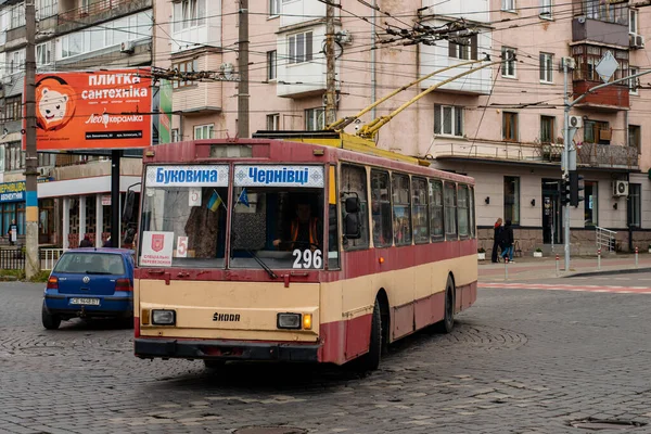 Cherniwtsi Ukraina Września 2021 Trolleybus Skoda 14Tr 296 Jazda Pasażerami — Zdjęcie stockowe