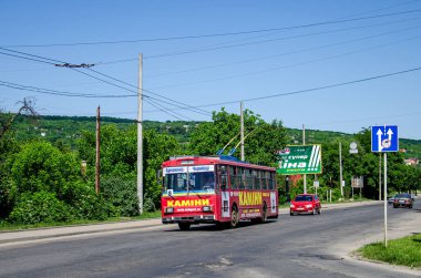 CHERNIVTSI, UKRAINE - 28 Mayıs 2018. Trolleybus Skoda 14Tr # 311 Chernivtsi sokaklarında yolcularla birlikte.