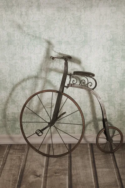 Historical bicycle by the wall — Stock Photo, Image