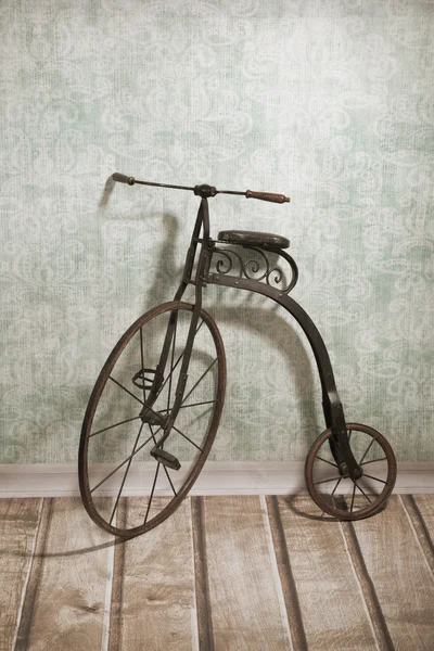 Historical bicycle by the wall — Stock Photo, Image