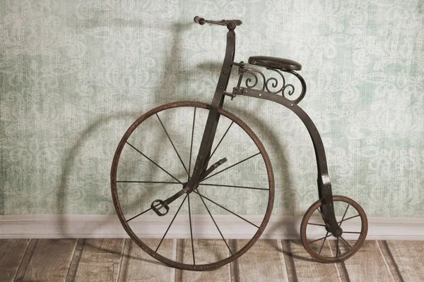 Historical bicycle by the wall — Stock Photo, Image