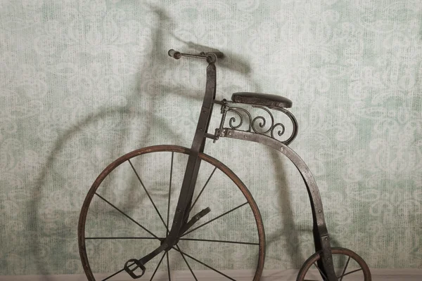 Historical bicycle by the wall — Stock Photo, Image