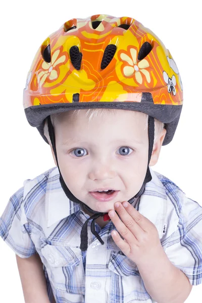 Молодий хлопчик з велосипедним шоломом — стокове фото