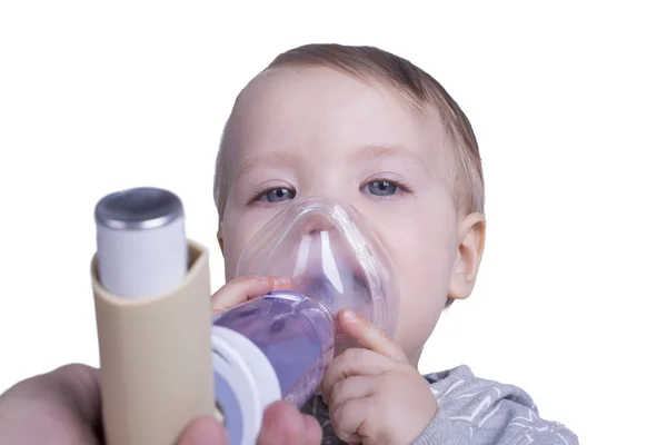 Baby met astma-inhalator — Stockfoto