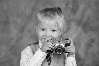 Retro kamera ile genç fotoğrafçı