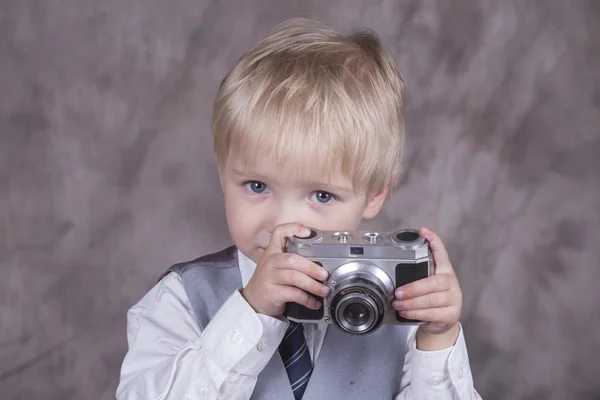 Retro kamera ile genç fotoğrafçı — Stok fotoğraf