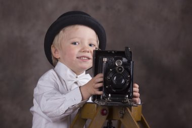 Körük kamera ile genç fotoğrafçı