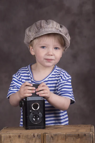 Genç fotoğrafçı ile retro Çift objektifli refleks fotoğraf makinesi — Stok fotoğraf