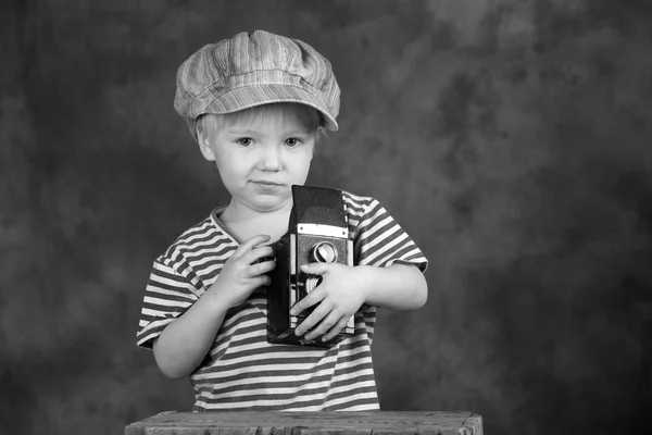 Joven fotógrafo con cámara réflex de doble lente retro — Foto de Stock