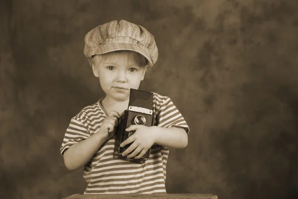 Young photographer with retro twin-lens reflex camera — Stock Photo, Image