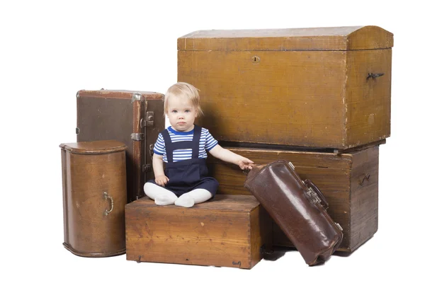 Niño con maletas y cajas — Foto de Stock