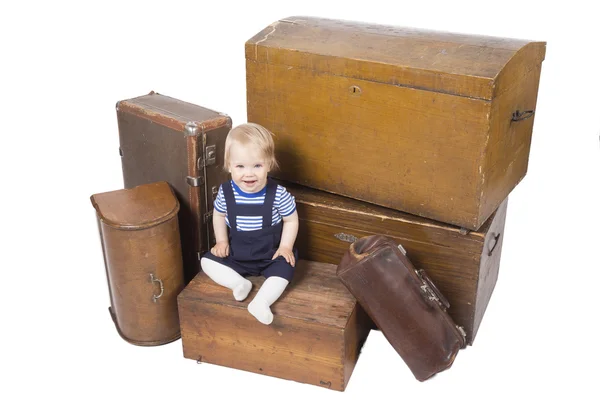 Niño con maletas y cajas — Foto de Stock