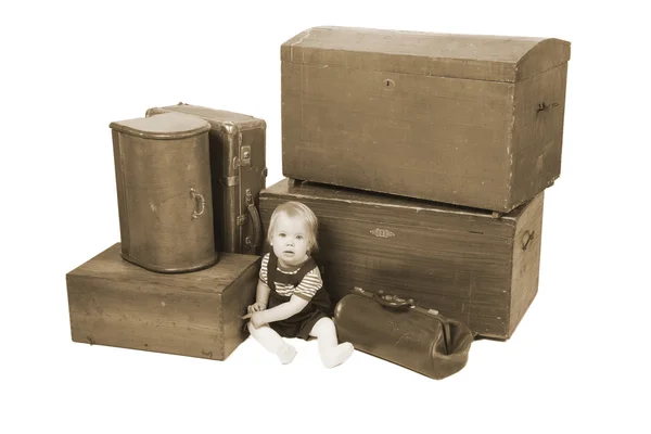Giovane ragazzo con vecchie valigie e scatole — Foto Stock