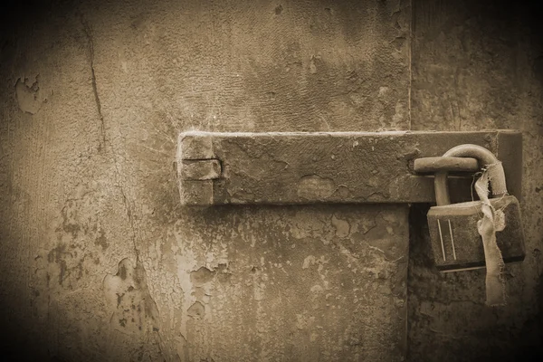 Vieux cadenas sur la porte — Photo
