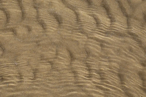 Пісок у мілкому морі — стокове фото