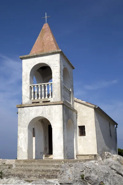 Lilla byn kyrkan på kullen — Stockfoto